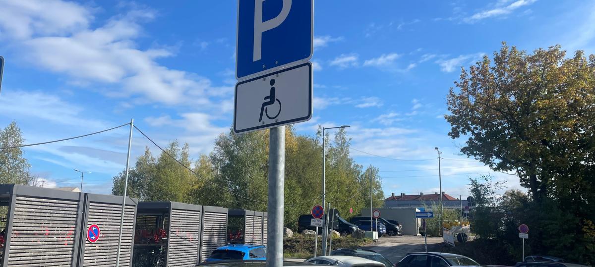 Ostallgäuerin beschwert sich über Parkplätze am Bahnhof: „Eine Schande, was hier passiert“