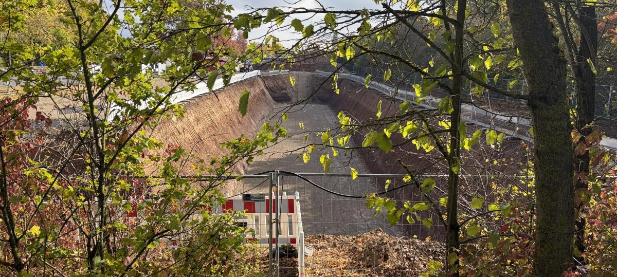 Nachgefragt: Was hat es mit der riesigen Baugrube im Schweinfurter Gewerbegebiet am Hainig auf sich?