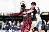 Juma Bah (FC Augsburg) und Jan Gyamerah (SV 07 Elversberg) kämpfen um den Ball.