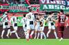 Lukas Petkov (Nr. 25) jubelt vor dem Fanblock der FCA-Fans. Der ehemalige Augsburger traf für die SV Elversberg zum 1:0.