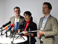 Werner Graf (Bündnis 90/Die Grünen, links), Elif Eralp, Fraktionsvorsitzende der Partei Die Linke im Berliner Abgeordnetenhaus, und Steffen Krach (SPD) bei der Pressekonferenz in Berlin zur Einigung bei den Sondierungsgesprächen.