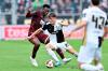 Ein steter Unruheherd in Augsburgs Abwehr (links Juma Bah): Lukas Petkov (am Ball) traf zum 1:0 für die SV Elversberg.