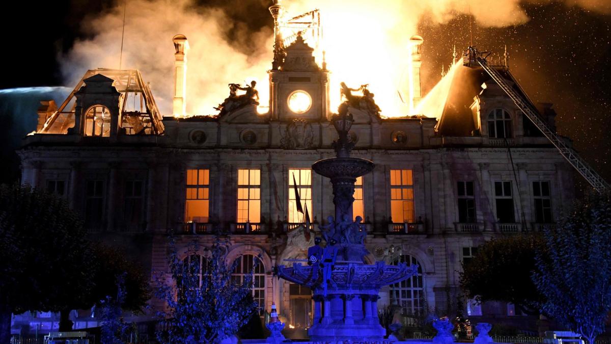 Proteste in Frankreich: Rathaus in Flammen – Gewalt und Plünderungen in ...