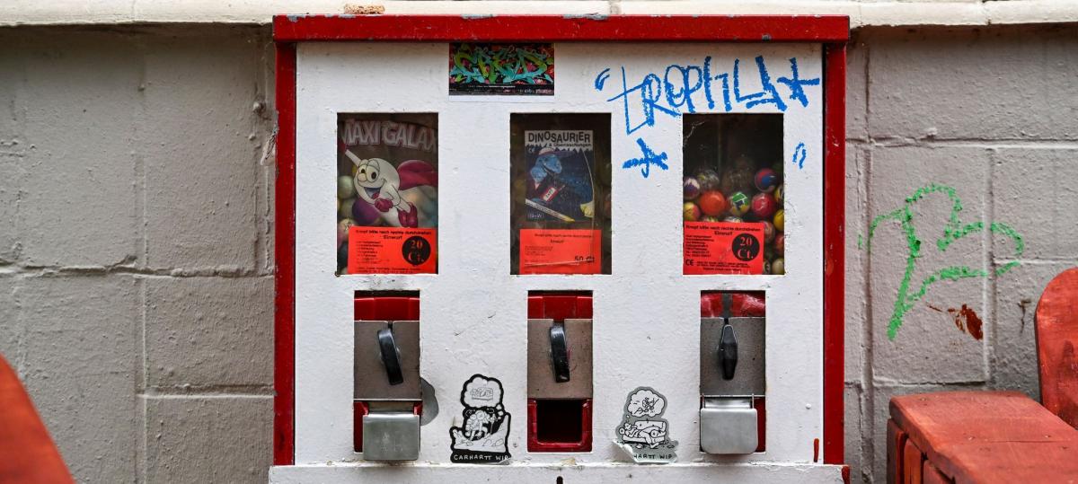 Mutmaßlicher Dieb scheitert am Kaugummiautomaten – Polizei sucht Zeugen