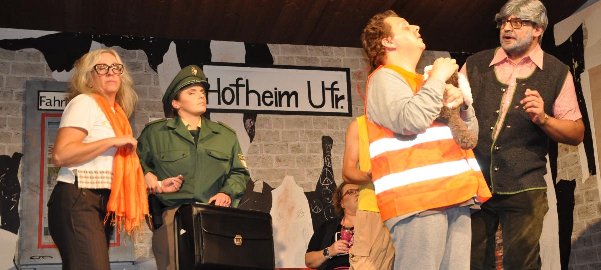 „Ent-Zugs-Erscheinungen“: Theatergruppe Hofheim feiert 20-jähriges Bühnenjubiläum