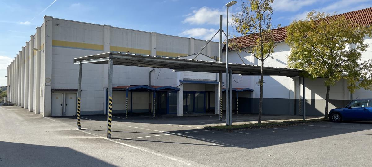 In eine lange leer stehende Halle zieht neues Leben ein: Die Sportart Padel kommt nach Bad Neustadt