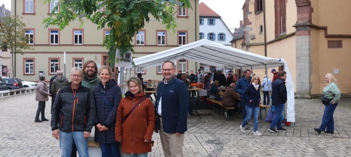 Karlstadt will Klima-fit werden: Eine erste Stadtbegrünung wurde am Oktobermarkt übergeben