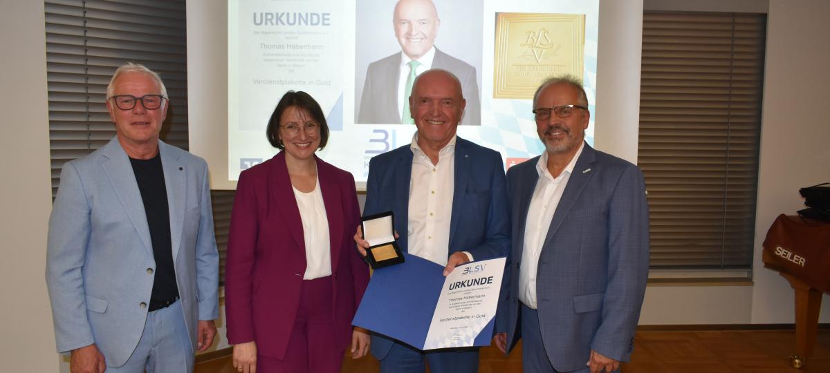 Verdienstplakette in Gold für Thomas Habermann
