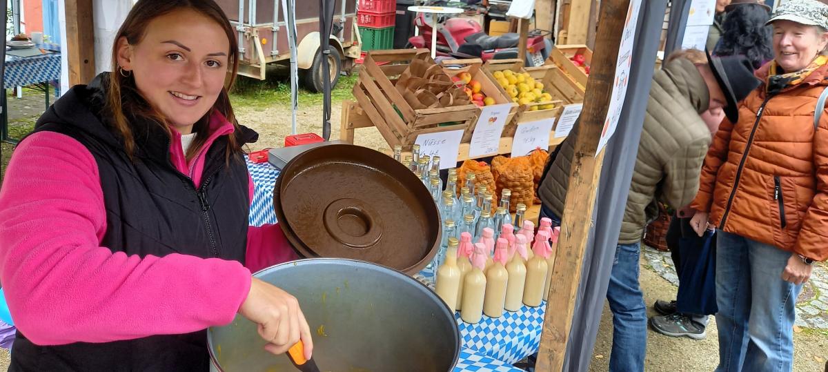 Obstmarkt in Stublang: Regionale Produkte und malerisches Herbstwetter ziehen Gäste an