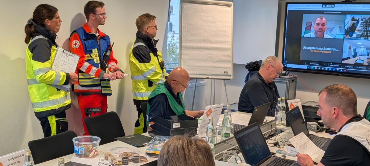 Was tun, wenn‘s im DRW Ursberg brennt? Landkreis Günzburg trainiert Führungskräfte für den Ernstfall