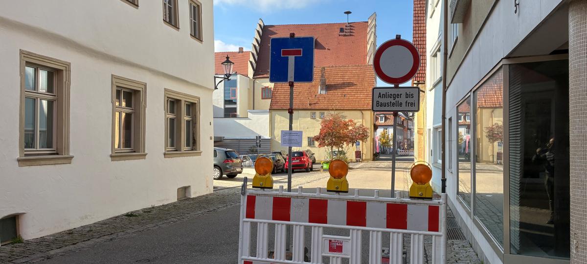 Fragen zur Gerolzhöfer Marktplatzsanierung: verwirrende Beschilderung, Brandschutz und Hähnchengrill