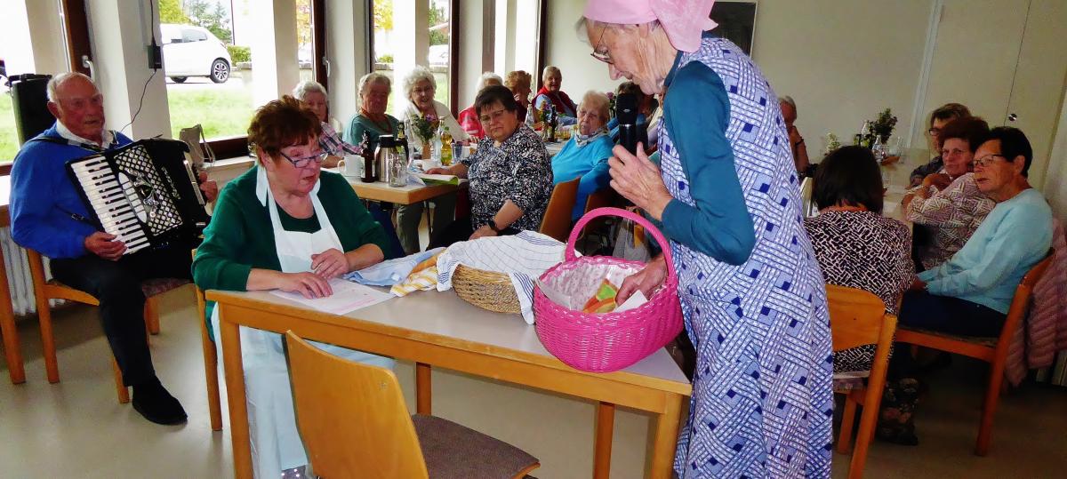 Eine Eierfrau ist der Star beim Oktoberfest der Frauenhilfe Altenkunstadt