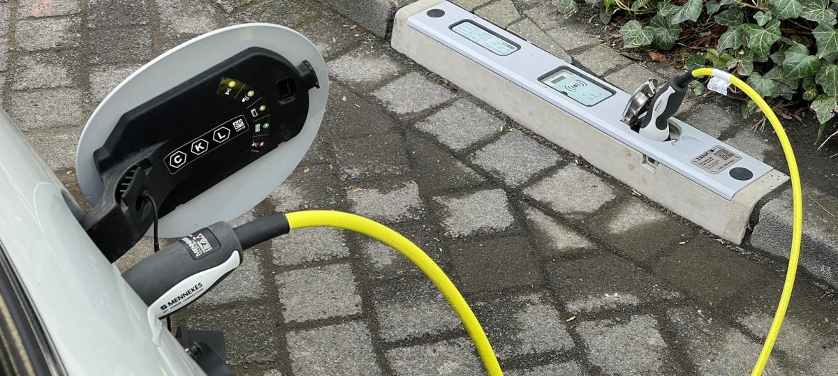Laden ohne Ladesäule: Schweinfurt prüft den Einsatz von Ladebordsteinen für E-Autos