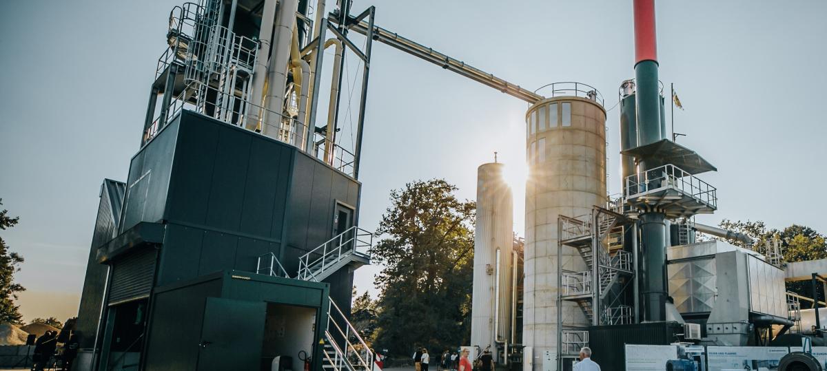 Holzstaub statt Heizöl: Aichacher Unternehmen gewinnt Umweltpreis für Asphalt-Innovation