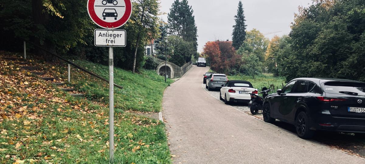 „Hier parkt jeder wild rum“: Verschärft ein neues Mehrparteienhaus die Parklage Am Zeisig?