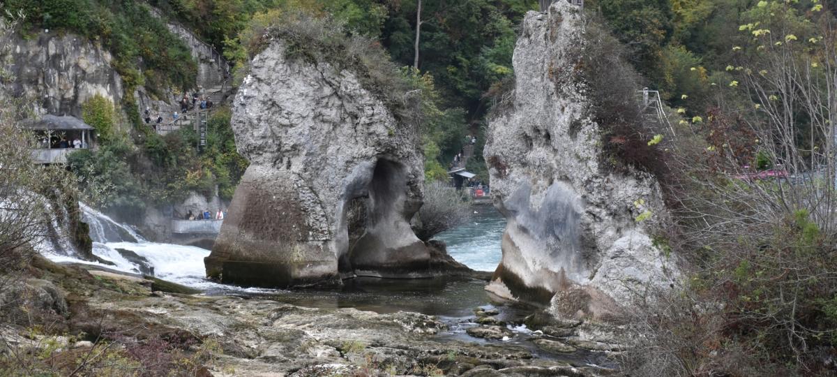 Der Rheinfall zeigt sich als Rinnsal und was die Wassermassen sonst verbergen, wird jetzt sichtbar