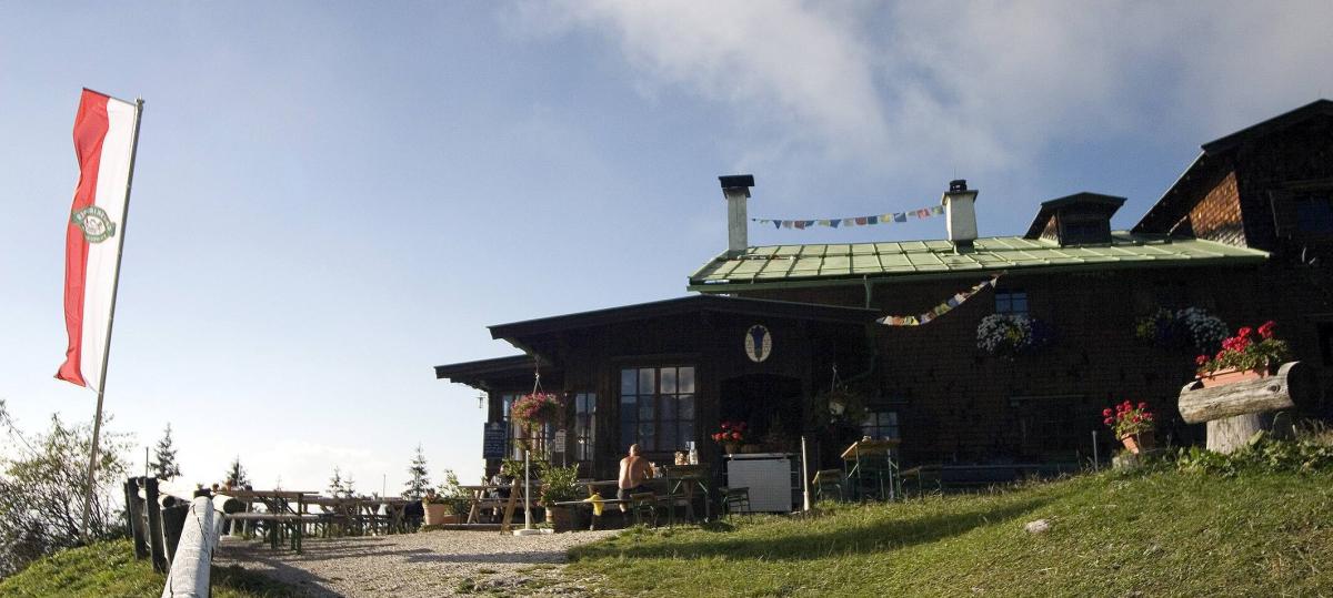 Traditionsreiche Hütte in den Alpen nach eineinhalb Jahren wieder geöffnet