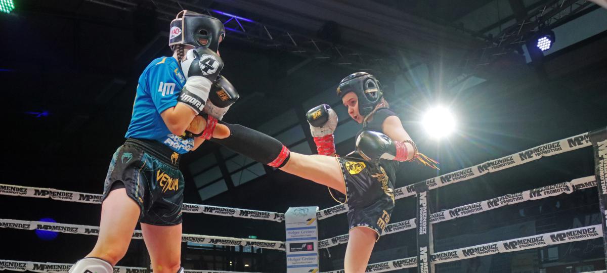 Ein Oktagon und zwei Titelkämpfe bei der Fightnight-Premiere in der Stockacher Jahnhalle