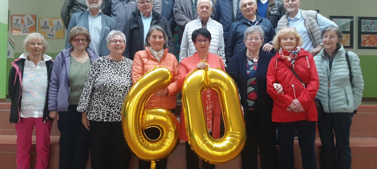 Abschlussklasse von 1966: Gute Stimmung beim Klassentreffen mit Spendenübergabe