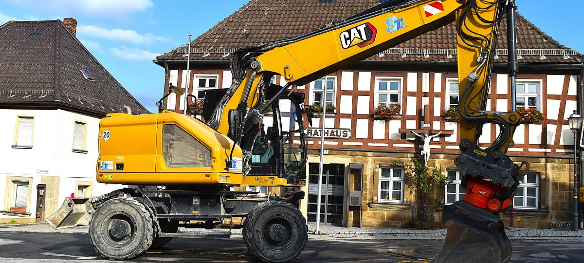 Schweres Gerät vor dem Rathaus Altenkunstadt