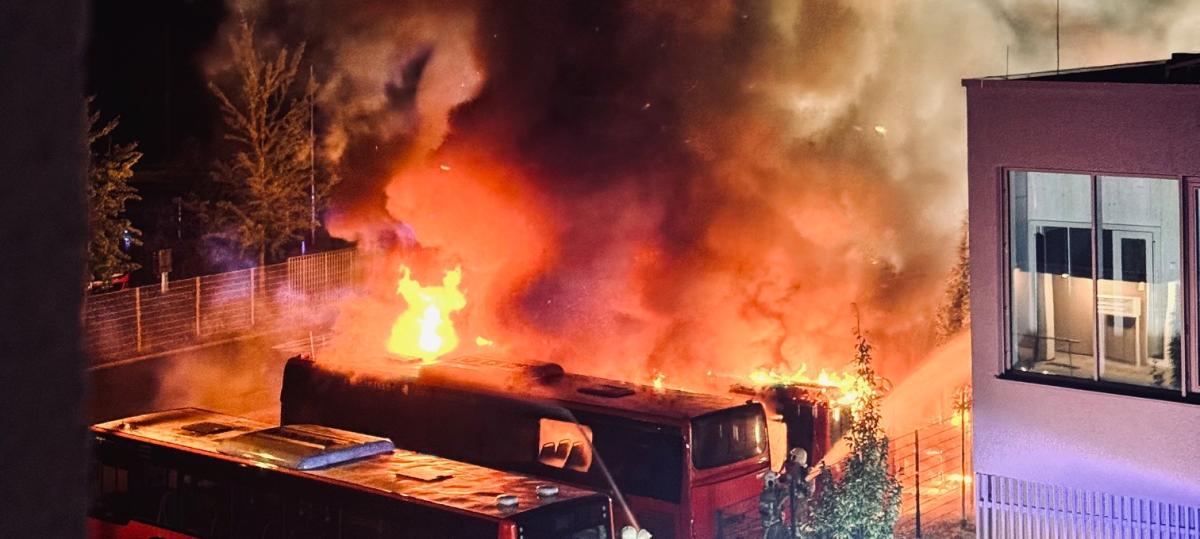 Mehrere Linienbusse stehen in Flammen: In Waldshut läuft die Suche nach der Brandursache