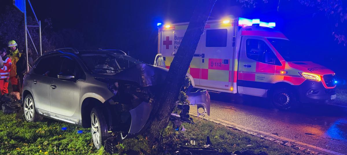 Auto mit vier Insassen prallt bei Bad Wörishofen gegen einen Baum