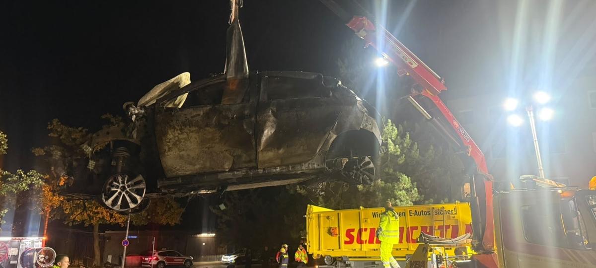 Nach dem Feuer in einer Kemptener Tiefgarage: So sieht eines der völlig ausgebrannten Autos aus