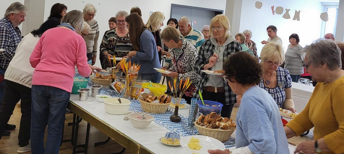 Gute Gespräche und Genuss beim „Bayerischen Vormittag“ des Seniorencafés in Schwürbitz