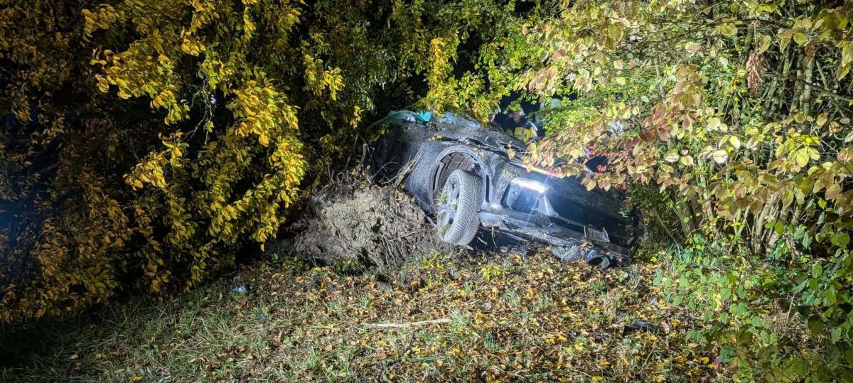 Ferrari überschlägt sich auf der A81 und prallt gegen Baum - 400.000 Euro Schaden