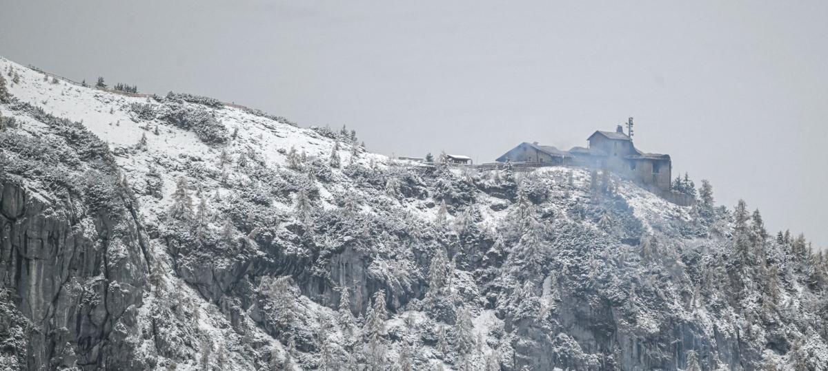 Polizei nimmt Verdächtigen nach Brand im Kehlsteinhaus am Obersalzberg fest – Webcam zeigt Ausmaße