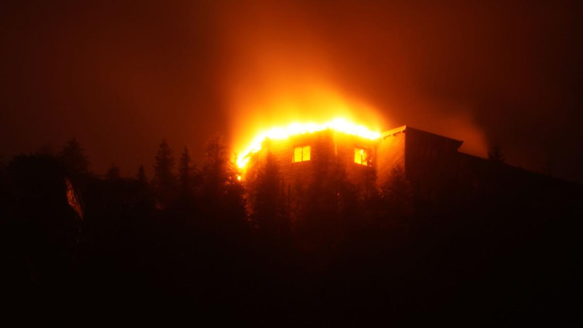 Kehlsteinhaus nach Großbrand fast vollständig zerstört – Verdächtiger in ...