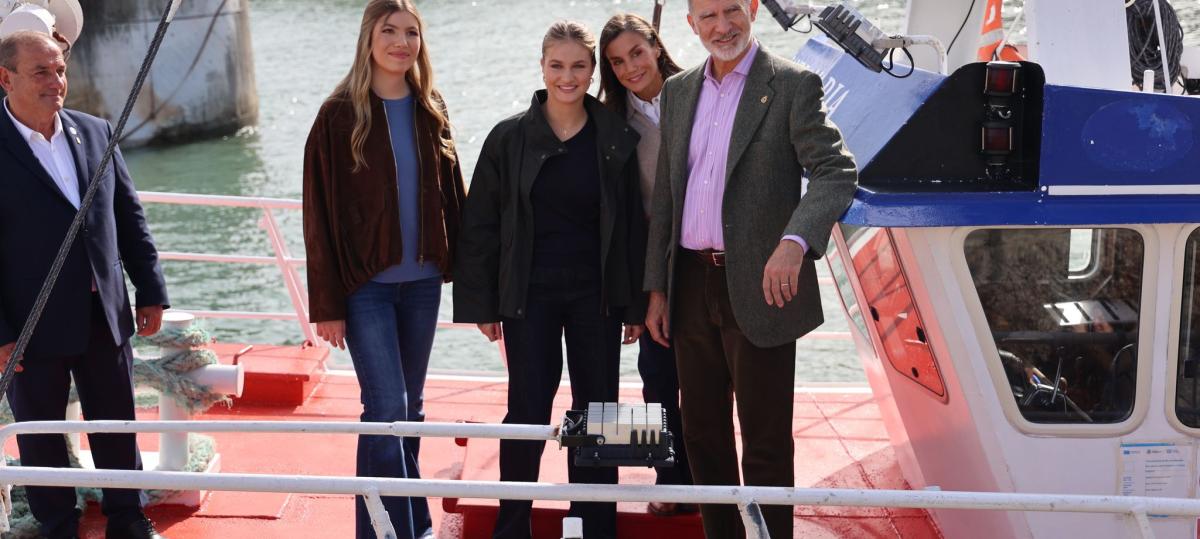 Spaniens Königin Letizia rutscht auf Fischerboot aus