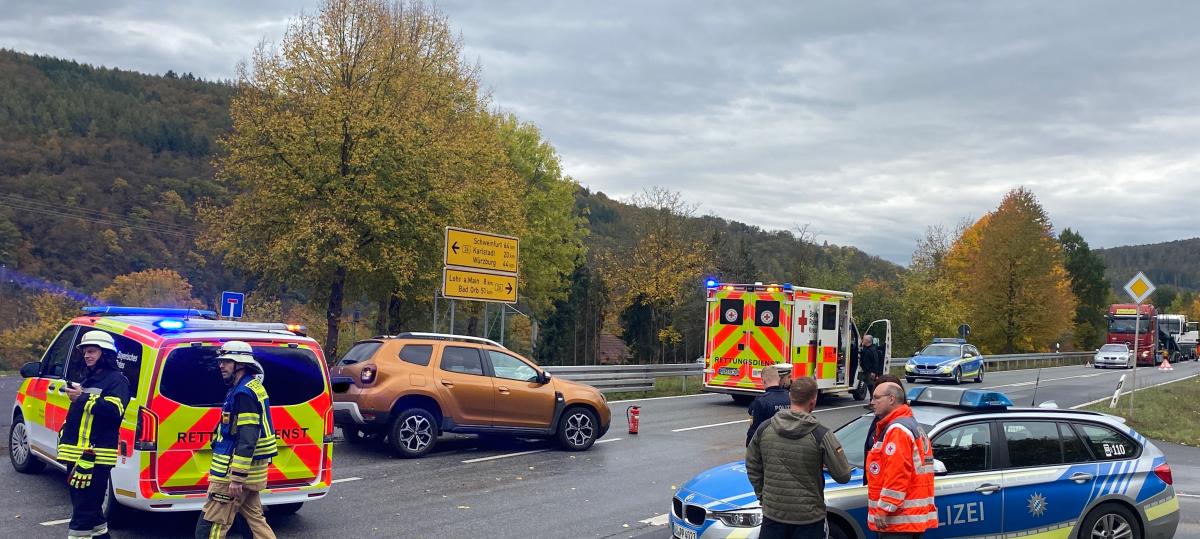 Unfall bei Neuendorf: 82-Jähriger schwer verletzt, B26 war voll gesperrt