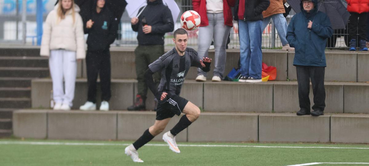 Cedric Hass setzt im umkämpften Derby den Schlusspunkt für den FC Hochrhein