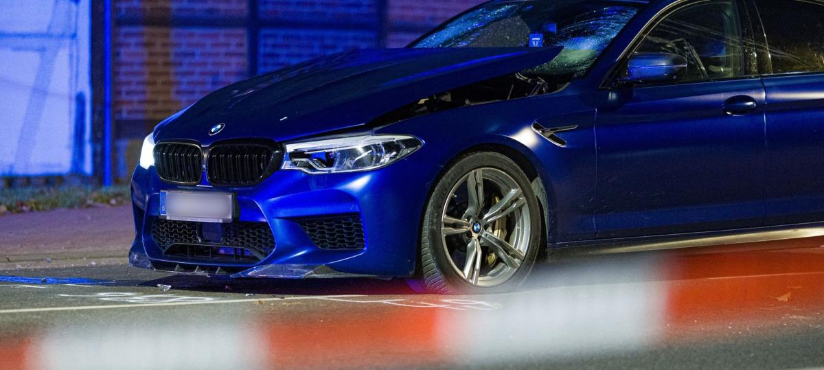 Auto fährt in Menschengruppe - mit Schüssen gestoppt