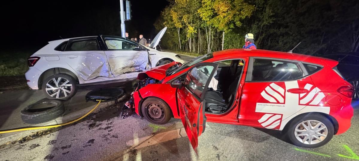 Zwei Verletzte bei Unfall auf der Hombergerstraße –Autos werden aufeinander geschoben