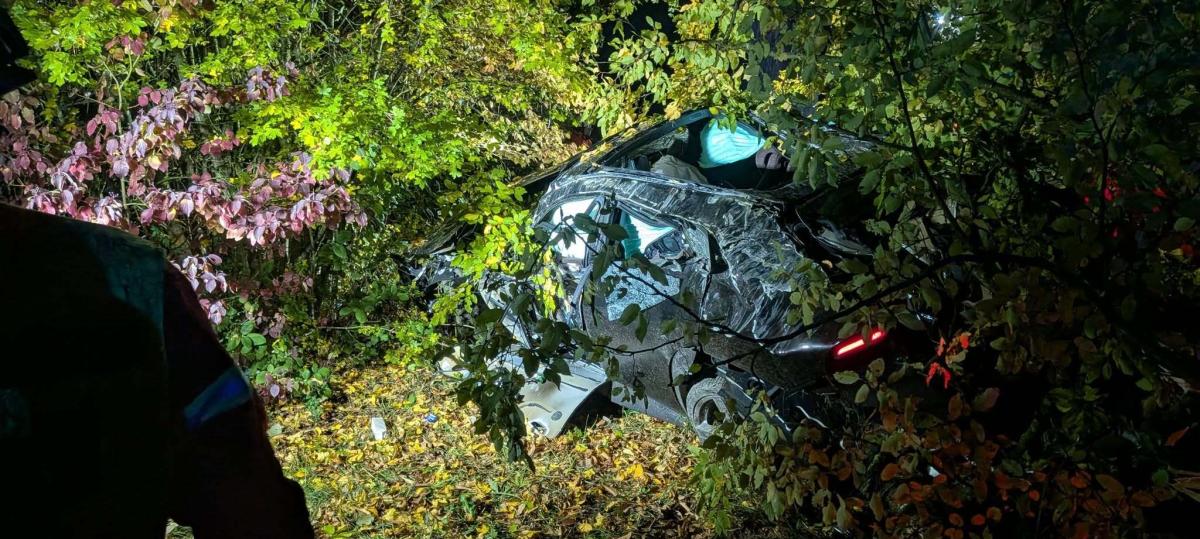 Schon wieder ein Ferrari-Unfall auf der A81! Sportwagen gerät auf nasser Fahrbahn ins Schleudern