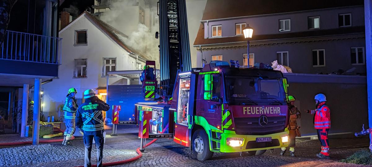 Brand in der Konstanzer Innenstadt: Überall Blaulichter, Bodanstraße gesperrt