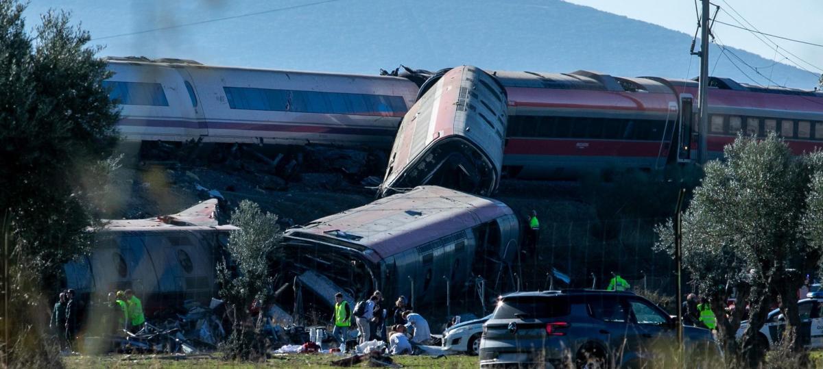 Viele Tote bei Zugunglück in Spanien: Waggons stürzen Bahndamm hinunter