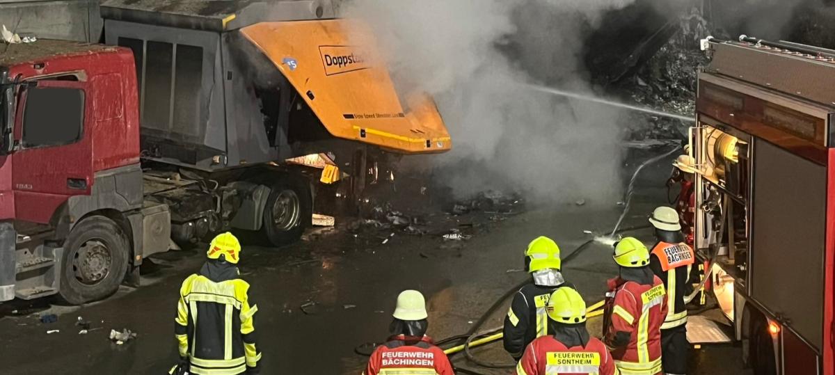 Lastwagen mit Holzpresse fängt in Bächingen Feuer