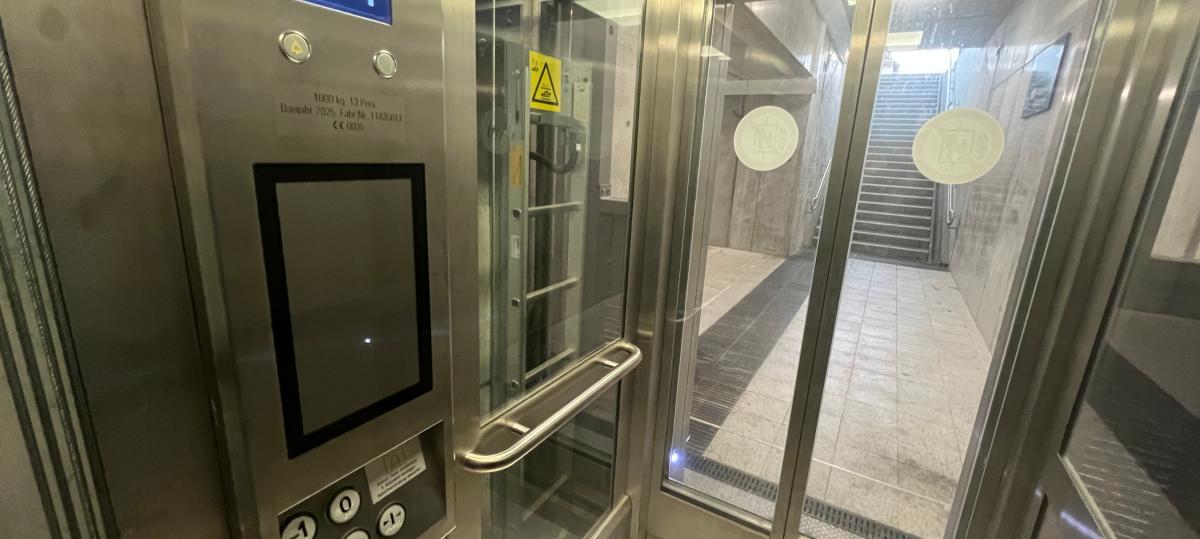 Seniorin ärgert sich über defekten Aufzug am Dillinger Bahnhof