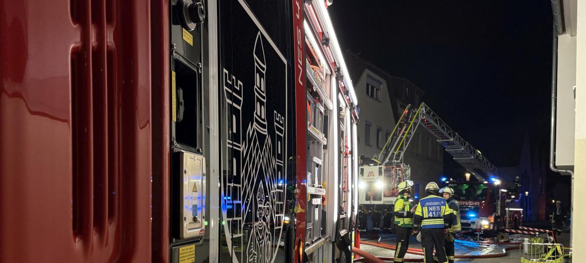 Zimmerbrand in der Innenstadt von Bad Neustadt: Drehleiter der Feuerwehr kommt zum Einsatz