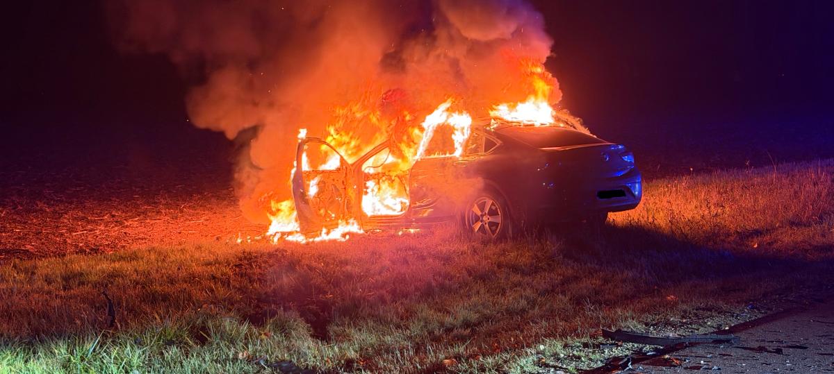 Polizisten retten jungen Mann aus brennendem Auto nach Unfall in Nördlingen