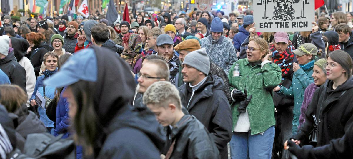 „Wir werden vernachlässigt und ignoriert“: 800 Jugendliche ziehen bei Gen-Z-Protest durch Augsburg
