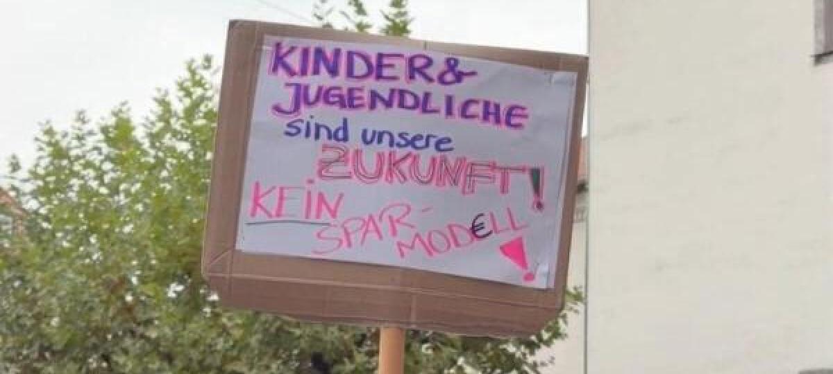 „Wir werden vernachlässigt und ignoriert“: Demonstrierende ziehen bei Gen-Z-Protest durch Augsburg
